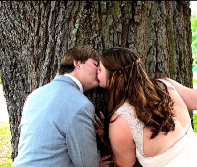 /_app/immutable/assets/prom_kiss.Nunnex48.jpg